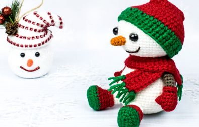 crochet-snowman-in-christmas-outfit-2020